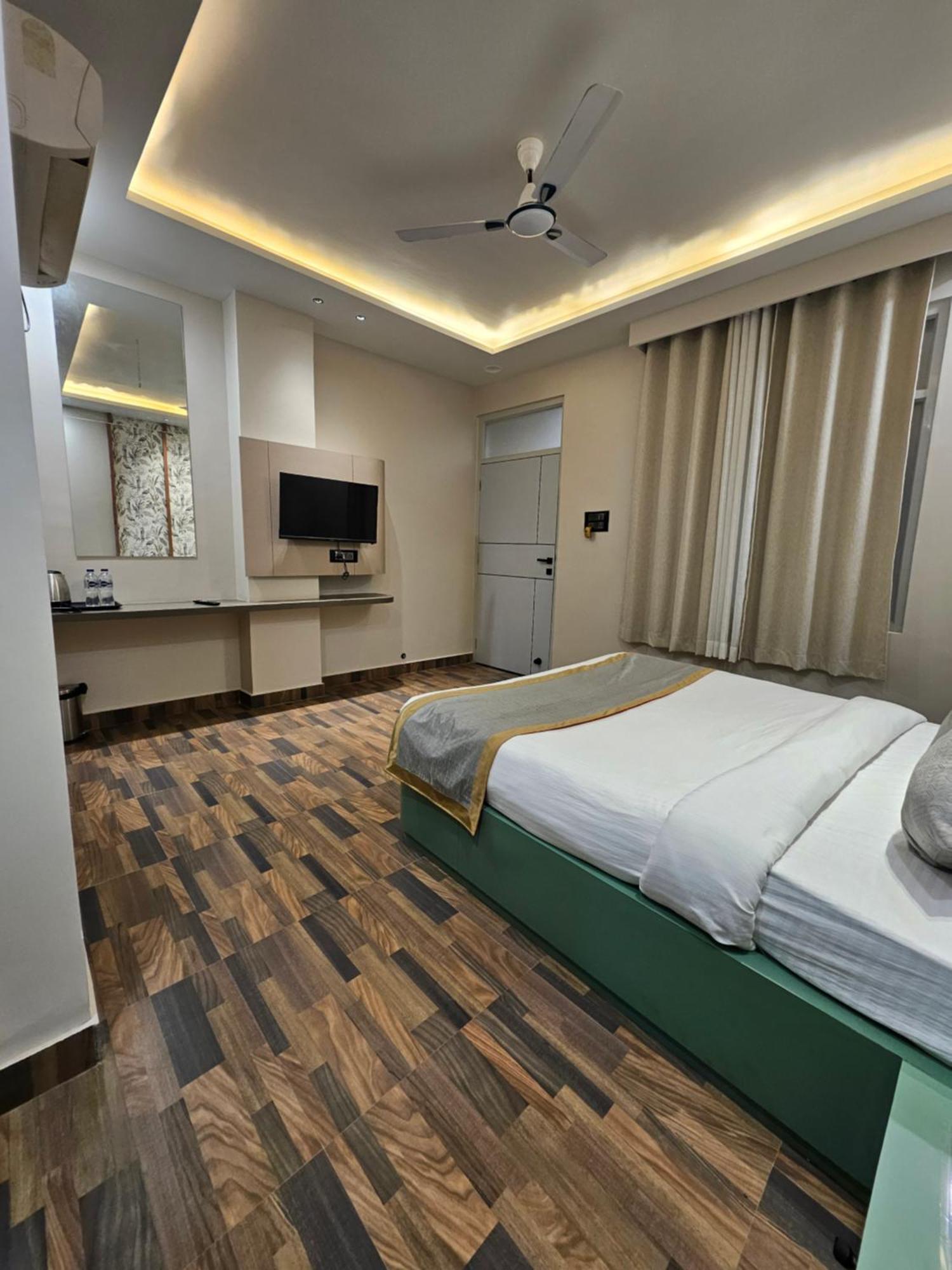 Dashrath Inn Near Ramjanmbhoomi Ayodhya Экстерьер фото